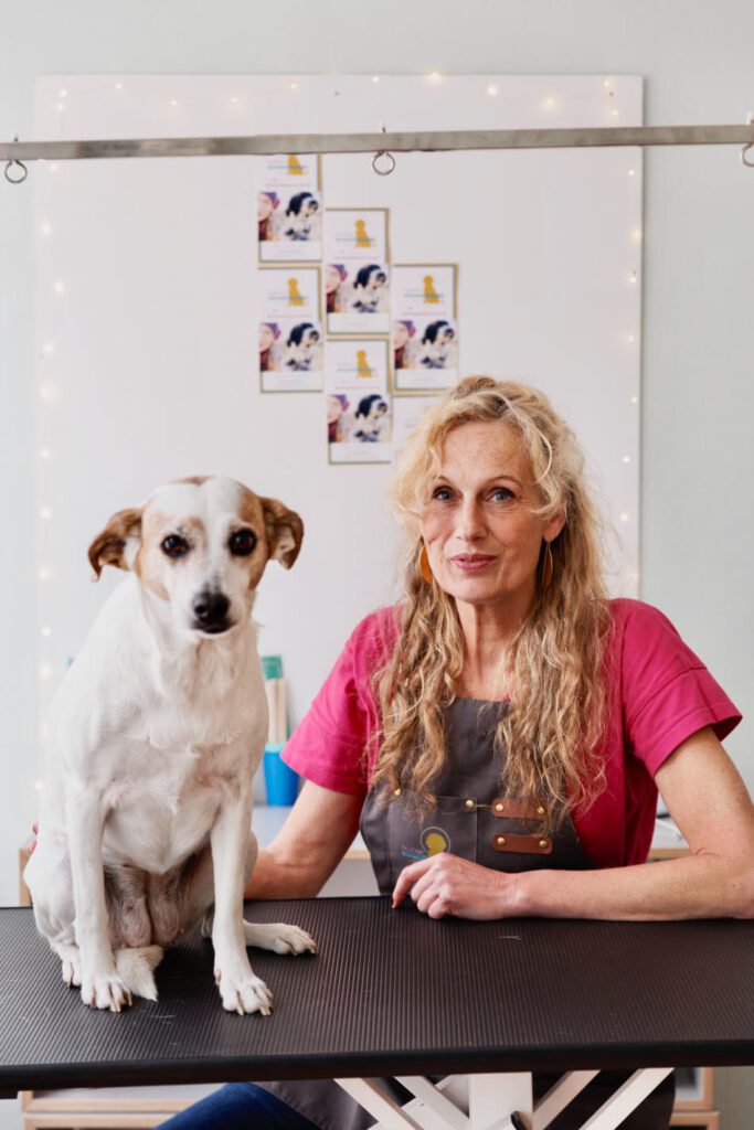Carola von Schanzenhund mit Kundenhund (Parson Terrier) am Trimmtisch