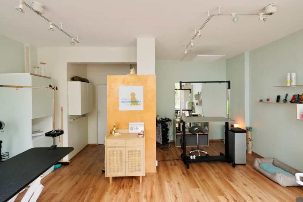 Fläche des Schanzenhundsalons mit zwei Trimmtischen, Möbeln und Logowand
